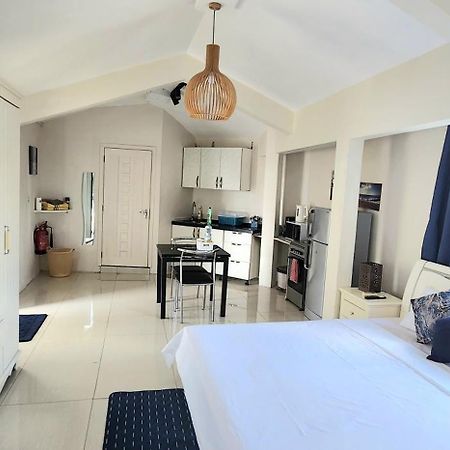 Lovely Studio Apartment With Views Of The Lagoon. غراند بايَ المظهر الخارجي الصورة