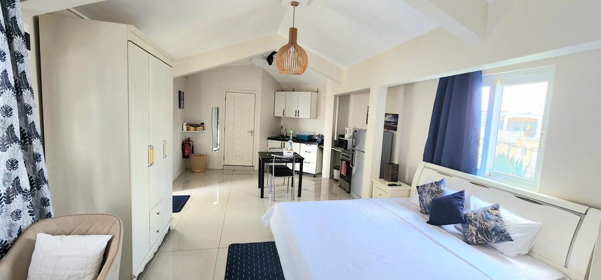 Lovely Studio Apartment With Views Of The Lagoon. غراند بايَ المظهر الخارجي الصورة